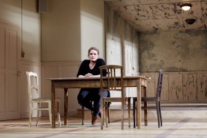 Anna Sophie Mahler im Bühnenbild von "Mittelreich". Foto © Judith Buss