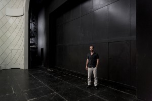 Der Schauspieler Yousef Sweid ("The Situation") auf der Bühne im Maxim Gorki Theater. Foto (c) Judith Buss