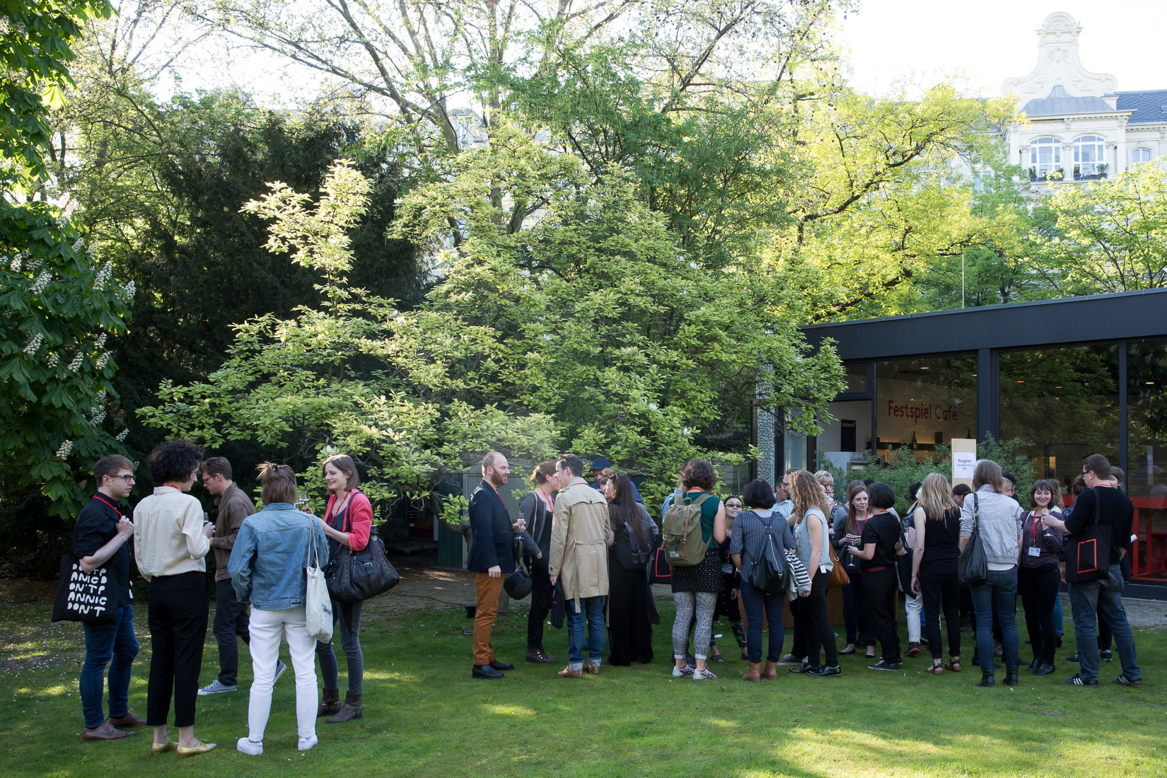 Vor der Vorstellung im Festivalgarten; © Judith Buss