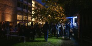 Garten vom Haus der Berliner Festspiele, Personen stehen vor einem Foodtruck