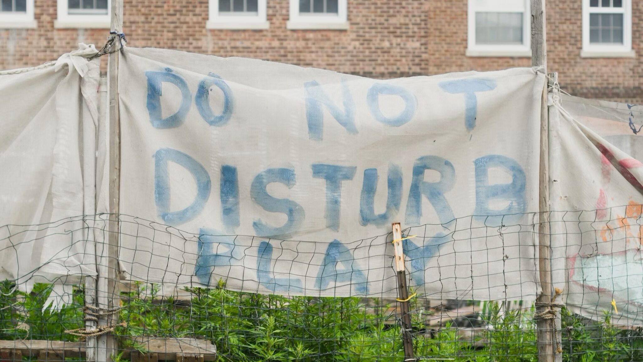 Foto hier: https://unsplash.com/de/fotos/ein-schild-an-einem-zaun-mit-der-aufschrift-bitte-nicht-storen-HTKxD_BlLYM