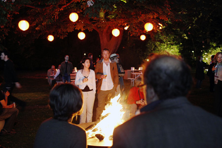 Für die Romantiker unter den Gästen wurde ein kleines Feuer entzündet. Foto: Jan Zappner