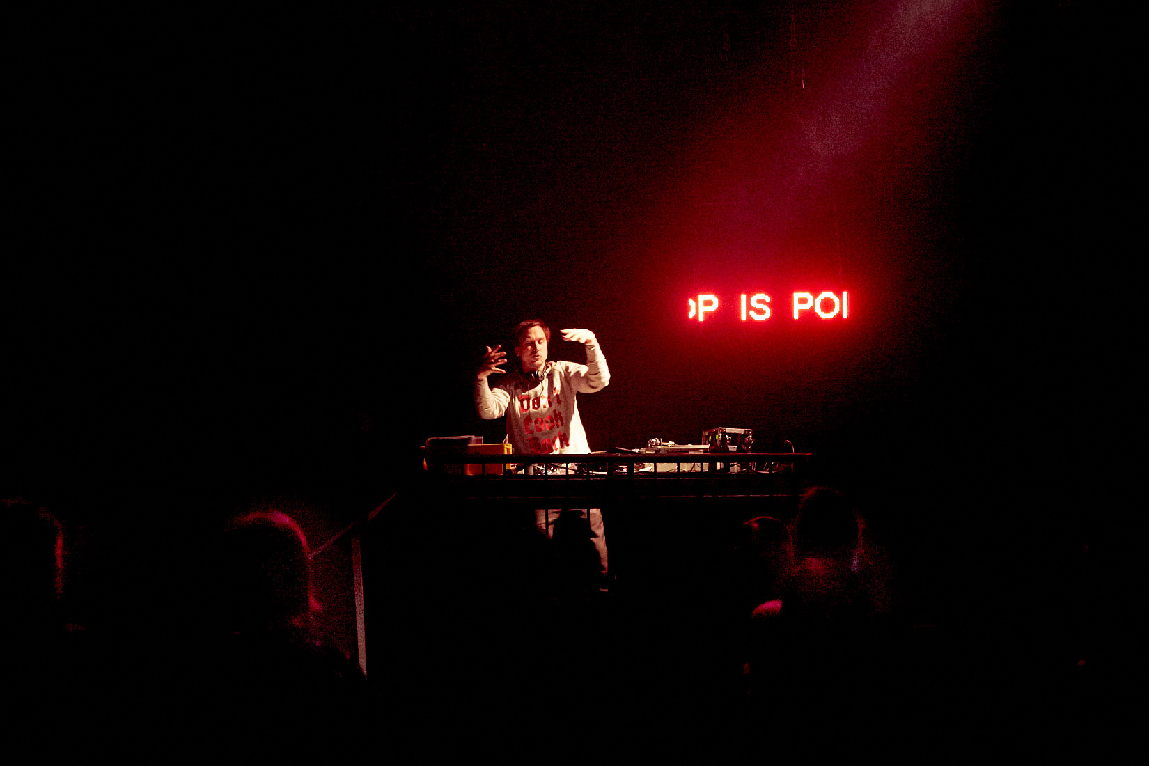 Lars Eidinger als DJ auf der Bühne im Haus der Berliner Festspiele. Foto (c) Judith Buss