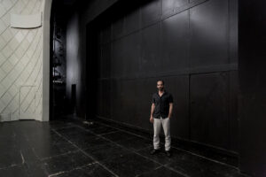 Der Schauspieler Yousef Sweid ("The Situation") auf der Bühne im Maxim Gorki Theater. Foto (c) Judith Buss