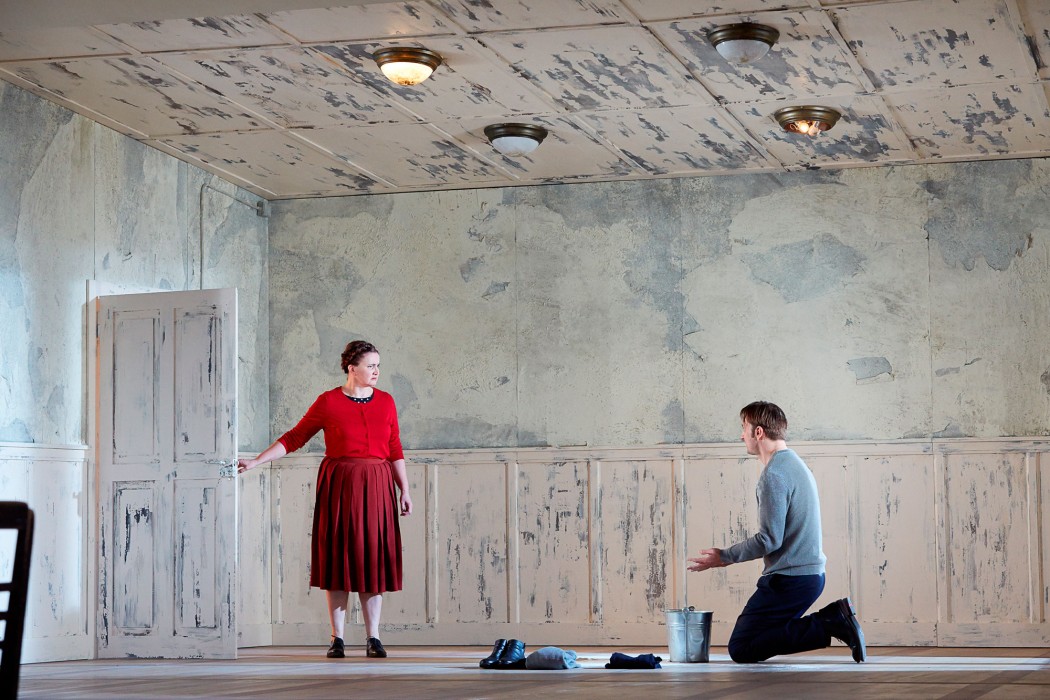 v.l.: Annette Paulmann, Steven Scharf in "Mittelreich", Regie: Anna-Sophie Mahler. Foto © Judith Buss