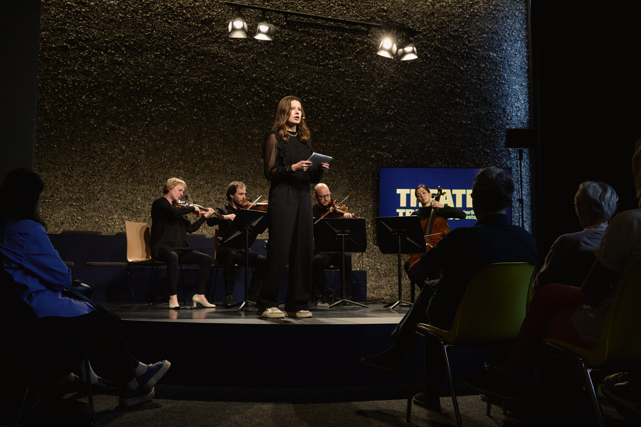 Luisa Neubauer auf der Bühne mit dem Ensemble Resonanz